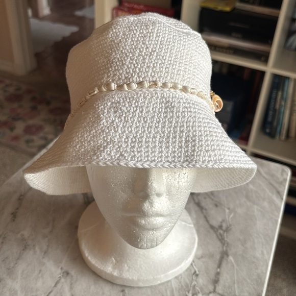 GC Maison Michel Axel shell-embellished knitted bucket hat white size small - Picture 2 of 8